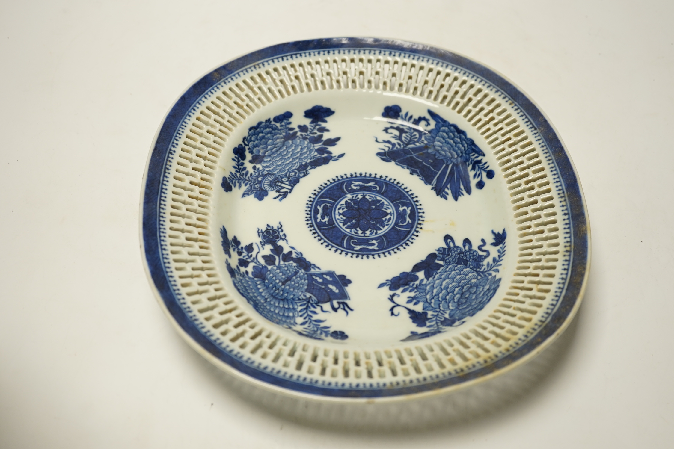 A Chinese export blue and white pierced dish, on stand, Qianlong, largest 28cm wide